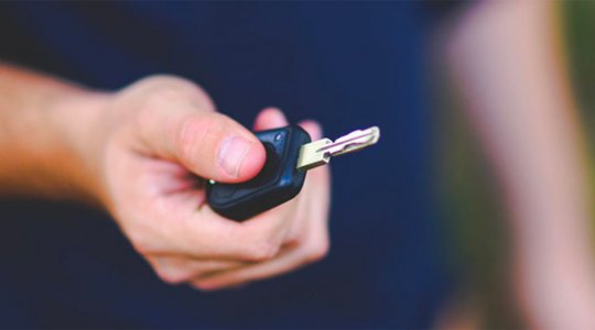 ¿Quién puede conducir un coche de renting?