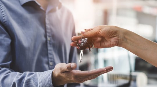 Vers qui se tourner pour acheter un véhicule électrique en LOA ou en LLD ?